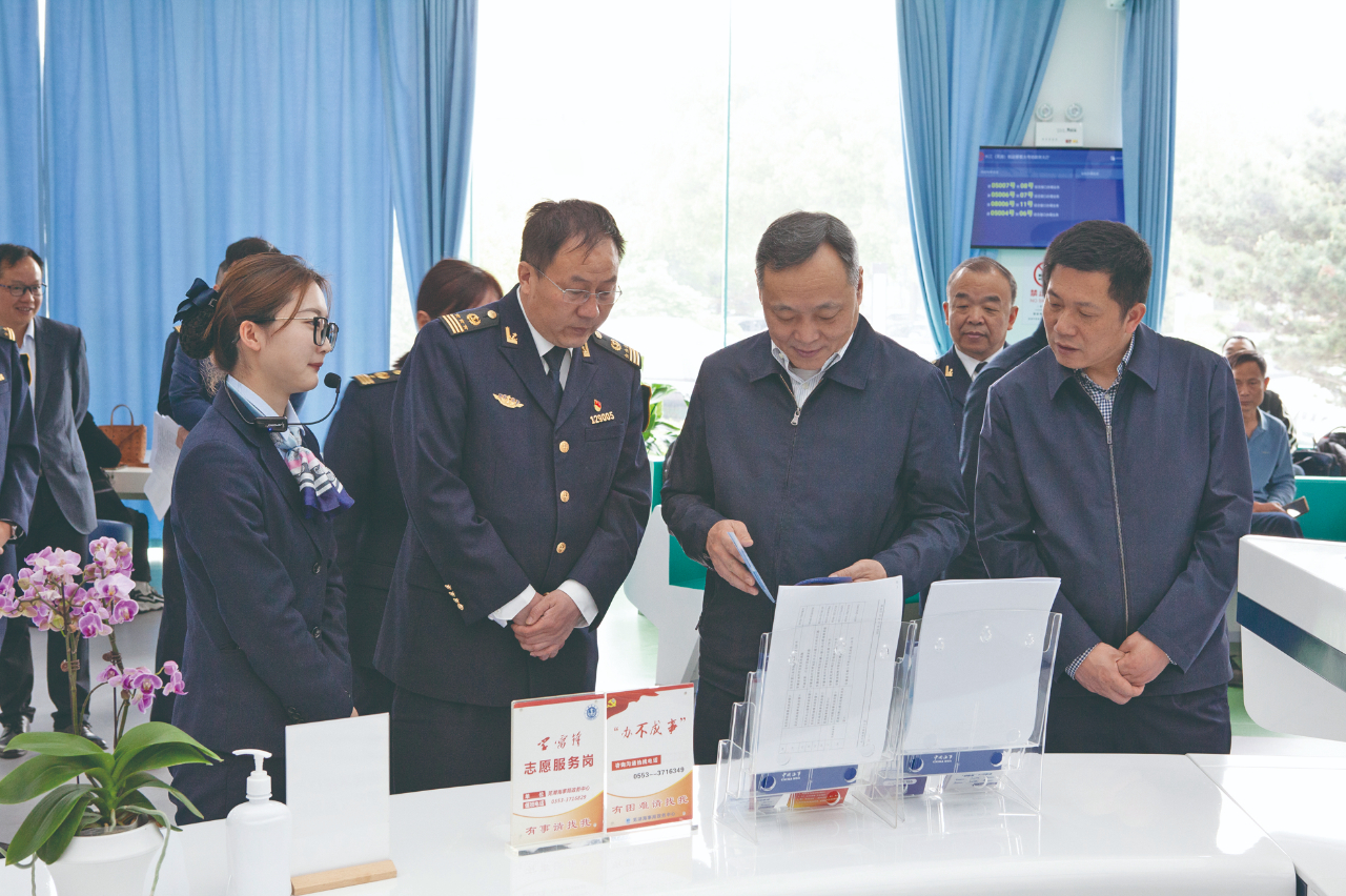黨建引領(lǐng)風(fēng)帆勁凝心聚力譜新篇長江海事局黨建與業(yè)務(wù)工作深度融合發(fā)展側(cè)記(圖1)