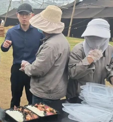 帶著愛心和拼勁這些長(zhǎng)寧人奮戰(zhàn)在千里之外的云海高原……(圖2)