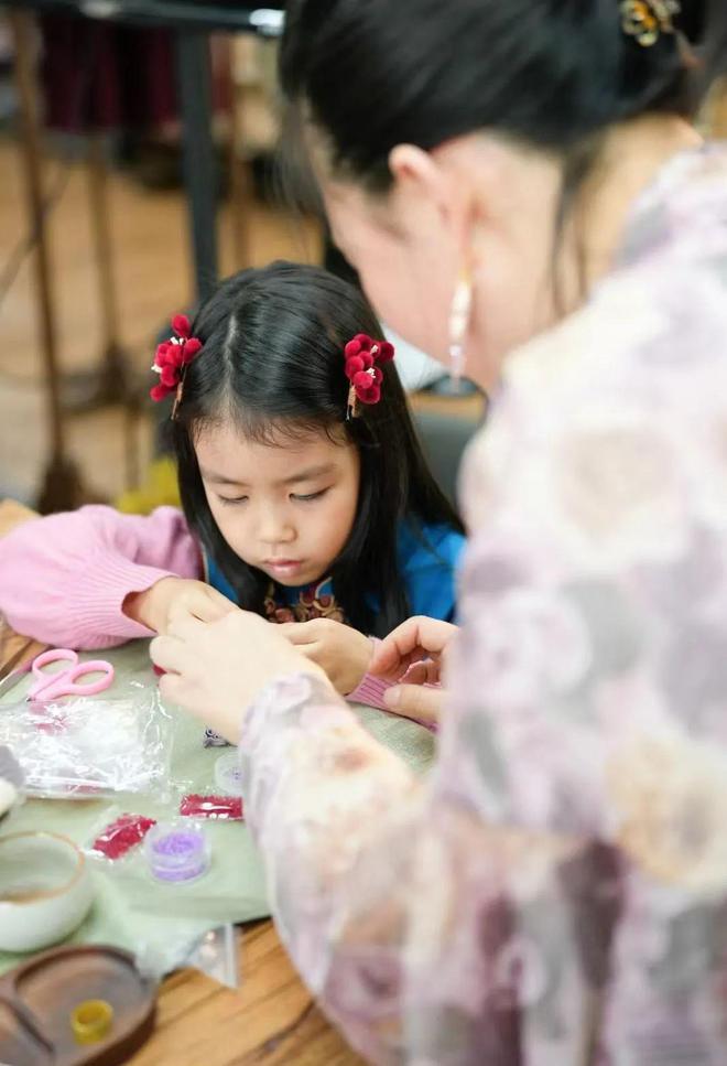 春晚主持人服裝亮了！非遺面料定制長達兩個月…“新年戰(zhàn)袍”新中式銷量增40%(圖3)